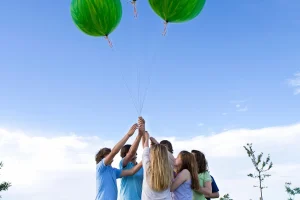 teenagers-holding-helium-green-balloons-2026-01-09-09-58-42-utc